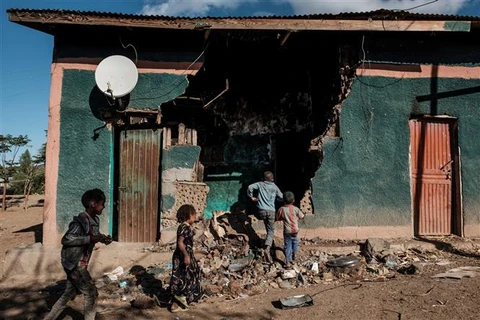 Nhà cửa bị hư hại trong cuộc xung đột ở khu vực Tigray (Ethiopia), ngày 9/12/2020. (Ảnh: AFP/TTXVN)