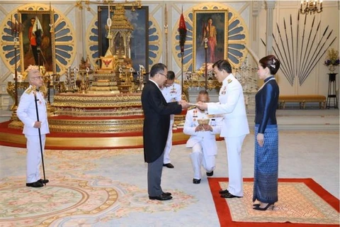 Đại sứ Phan Chí Thành trình Quốc thư lên Nhà Vua Maha Vajiralongkorn Phra Vajiraklaochaoyuhua. (Ảnh: TTXVN)