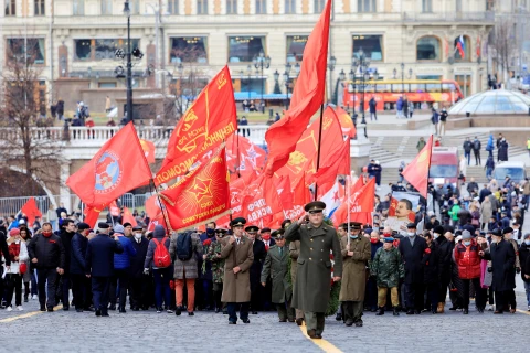 Đoàn đại biểu diễu hành kỷ niệm 104 năm Cách mạng Tháng Mười vĩ đại tại thủ đô Moskva của Liên bang Nga. (Ảnh: Trần Hiếu/TTXVN)