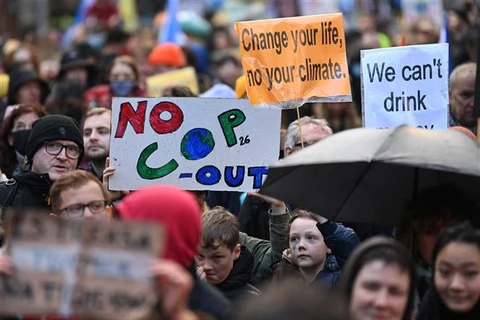 Tuần hành kêu gọi thế giới đoàn kết chống biến đổi khí hậu tại Glasgow (Anh), ngày 6/11/2021. (Ảnh: AFP/TTXVN)