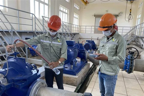 Công nhân nhà máy nước Vĩnh Tường kiểm tra chất lượng nước sau xử lý tại một công trình cấp nước liên xã tại huyện Vĩnh Tường (Vĩnh Phúc). (Ảnh: Nguyễn Thảo/TTXVN)