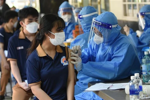 Học sinh trường Bùi Thị Xuân ở thành phố Biên Hòa (Đồng Nai) được tiêm vaccine phòng COVID-19. (Ảnh: Công Phong/TTXVN)