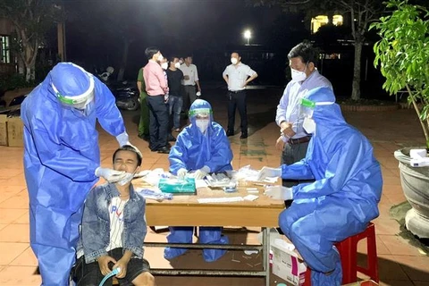 Lực lượng chức năng tỉnh Quảng Bình truy vết, lấy mẫu xét nghiệm cho người dân khi phát hiện nhiều trường hợp nhiễm COVID-19 về từ vùng dịch phía Nam, hồi tháng 10/2021. (Ảnh: TTXVN)