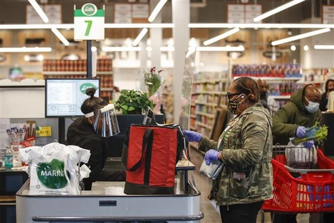 Người dân mua sắm tại một chợ ở Chicago, Illinois (Mỹ). (Ảnh: AFP/TTXVN)