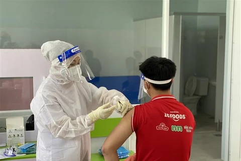 Tiêm vaccine ngừa COVID-19 cho người dân tại phường Tương Bình Hiệp, thành phố Thủ Dầu Một (Bình Dương). (Ảnh: Chí Tưởng/TTXVN)
