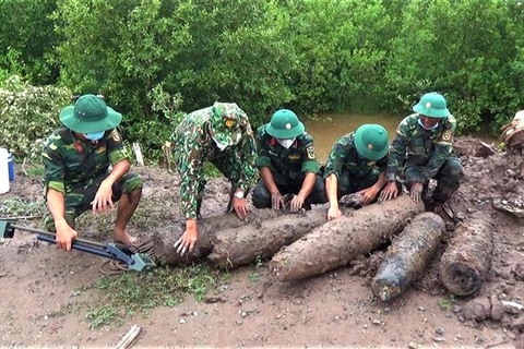 Lực lượng công binh tỉnh Bạc Liêu kiểm tra các quả bom trước khi tiến hành bàn giao cho Lữ đoàn 25 Công binh, Quân khu 9. (Ảnh: Bộ chỉ huy Quân sự tỉnh Bạc Liêu/TTXVN)