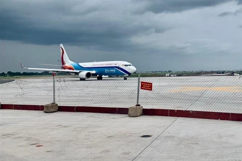 Máy bay trên đường lăn S7 mới hoàn thành - thuộc dự án cải tạo đường băng Tân Sơn Nhất, hồi tháng 9/2021. (Ảnh: TTXVN)