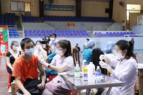 Tiêm vaccine phòng COVID-19 cho người dân thành phố Buôn Ma Thuột. (Ảnh: Tuấn Anh/TTXVN)