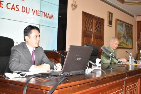 Đại sứ Nguyễn Thành Vinh chủ trì buổi tọa đàm. (Ảnh: Tấn Đạt/Vietnam+)