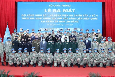 Thượng tướng Hoàng Xuân Chiến - Thứ trưởng Bộ Quốc phòng cùng tùy viên quân sự các nước tại Việt Nam với Đội công binh số 1 và Bệnh viện dã chiến cấp 2 số 4 tại buổi lễ. (Ảnh: Trọng Đức/TTXVN)