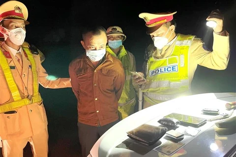 Đối tượng Phan Lê Huy bị phát hiện và bắt giữ khi vận chuyển, tàng trữ trái phép ma túy và vũ khí trên xe. (Ảnh: TTXVN)