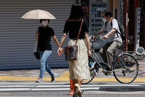 Người dân đeo khẩu trang phòng dịch COVID-19 tại Tokyo (Nhật Bản). (Ảnh: AFP/TTXVN)