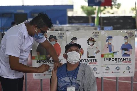 Một điểm tiêm chủng vaccine ngừa COVID-19 ở Guatemala City (Guatemala), ngày 8/3/2021. (Ảnh: AFP/TTXVN)