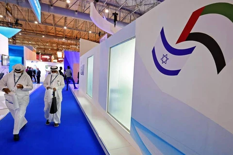 Khách tham quan đi ngang qua một gian trưng bày của Israel tại triển lãm hàng không Dubai, hồi đầu tuần. (Nguồn: haaretz.com)