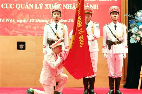 Trung tá Phan Huy Văn, Trưởng phòng An ninh trên không thực hiện nghi lễ tuyên thệ nhận nhiệm vụ, ngày 15/11/2021. (Ảnh: Phạm Kiên/TTXVN)