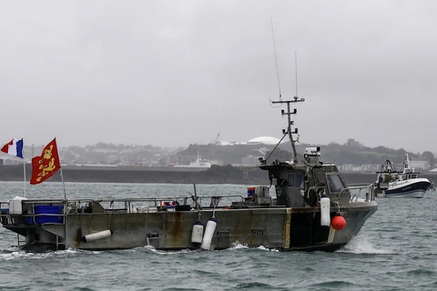 Tàu đánh cá của ngư dân Pháp tại vùng biển ngoài khơi đảo Jersey của Anh, ngày 6/5/2021. (Ảnh: AFP/TTXVN)
