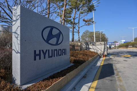 Hồi tháng Sáu, hãng xe Huyndai của Hàn Quốc đã phải tạm dừng hoạt động nhà máy tại Mỹ trong 3 tuần do thiếu chất bán dẫn. (Ảnh: AFP/TTXVN)
