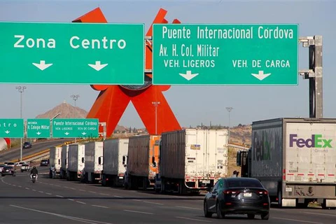 Các xe tải chở hàng hóa di chuyển qua khu vực biên giới Mexico-Mỹ ở Ciudad Juarez, bang Chihuahua (Mexico), ngày 4/4/2019. (Ảnh: AFP/TTXVN)