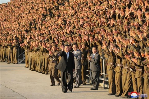 Nhà lãnh đạo Triều Tiên Kim Jong-un chụp ảnh với những người tham gia một cuộc duyệt binh ở Bình Nhưỡng, ngày 9/9/2021. (Ảnh: KCNA/TTXVN)
