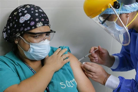 Nhân viên y tế tiêm vaccine ngừa COVID-19 cho người dân tại Lima (Peru), ngày 9/2/2021. (Ảnh: AFP/TTXVN)