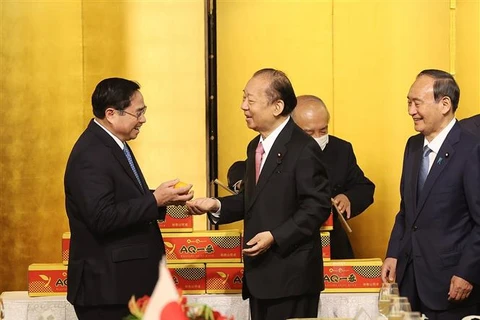 Ông Nikai Toshihiro, Chủ tịch Liên minh Nghị sỹ Hữu nghị Nhật-Việt tặng quýt Unshu cho Thủ tướng Phạm Minh Chính. (Ảnh: Dương Giang/TTXVN)