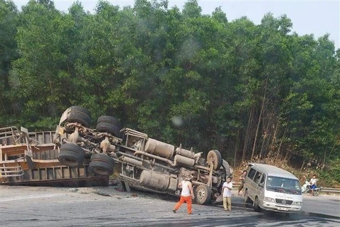 Hiện trường một vụ tai nạn giao thông trên Quốc lộ 9, địa phận tỉnh Quảng Trị, hồi tháng 3/2021. (Ảnh: Nguyên Lý/TTXVN)