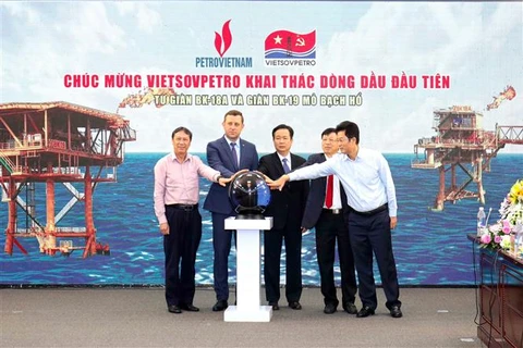 Lãnh đạo Liên doanh Việt-Nga Vietsovpetro thực hiện nghi thức đón dòng dầu đầu tiên từ giàn BK-18A và BK-19. (Ảnh: TTXVN)