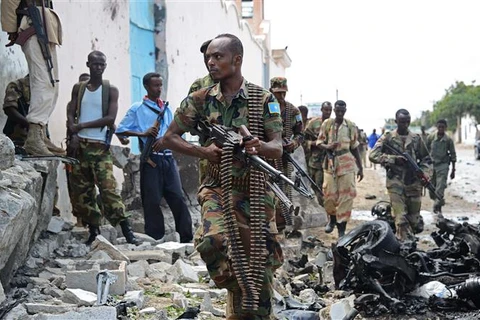 Binh sỹ quân đội quốc gia Somalia tại hiện trường một vụ tấn công của nhóm phiến quân Al-Shabab nhằm vào trụ sở Liên hợp quốc ở thủ đô Mogadishu. (Ảnh: AFP/TTXVN)