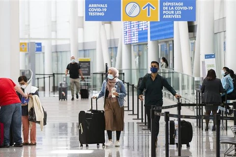 Hành khách tại sân bay quốc tế ở Ontario (Canada), ngày 5/7/2021. (Ảnh: THX/TTXVN)