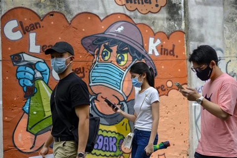 Người dân đeo khẩu trang phòng lây nhiễm COVID-19 tại Kuala Lumpur (Malaysia). (Ảnh: THX/TTXVN)
