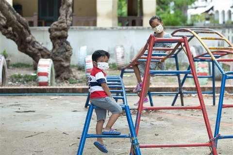 Trẻ em đeo khẩu trang phòng dịch COVID-19 tại Luang Prabang (Lào), ngày 1/6/2021. (Ảnh: THX/TTXVN)