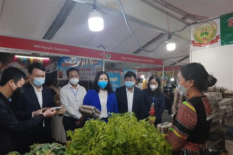 Lãnh đạo Sở Công Thương Hà Nội và quận Hà Đông đi thăm quan một gian hàng tại hội chợ. (Ảnh: Phương Anh/TTXVN)