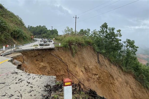 Một vị trí trên đường Trường Sơn Đông (đoạn qua huyện Kon Plông) bị sạt lở nghiêm trọng do ảnh hưởng của mưa lũ. (Ảnh: TTXVN)