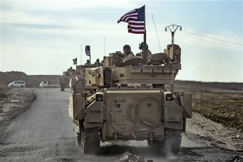 Binh sỹ Mỹ tuần tra tại khu vực cửa khẩu biên giới Semalka giữa Iraq và Syria, hồi đầu năm 2021. (Ảnh: AFP/TTXVN)