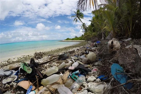 Rác thải nhựa trên bãi biển Đảo Cocos của Australia. (Ảnh: AFP/TTXVN)