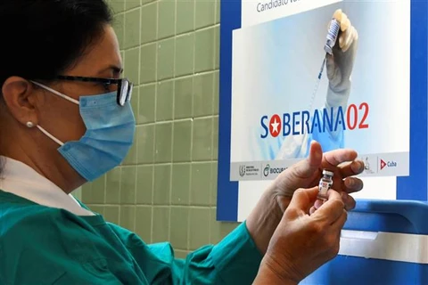 Nhân viên y tế chuẩn bị tiêm thử nghiệm vaccine phòng COVID-19 Soberana 2 của Cuba cho tình nguyện viên tại La Habana, hồi tháng 3/2021. (Ảnh: AFP/TTXVN)