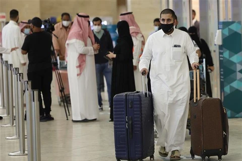 Hành khách tại sân bay quốc tế King Khaled ở Riyadh (Saudi Arabia), ngày 17/5/2021. (Ảnh: AFP/TTXVN)
