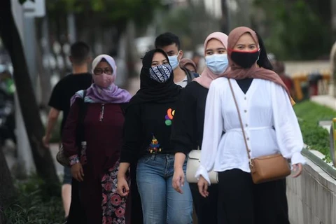 Người dân đeo khẩu trang phòng lây nhiễm COVID-19 tại Jakarta (Indonesia). (Ảnh: THX/TTXVN)