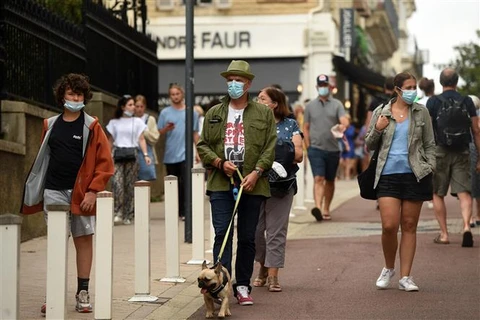 Người dân đeo khẩu trang phòng lây nhiễm COVID-19 tại Biarritz (Pháp). (Ảnh: AFP/TTXVN)