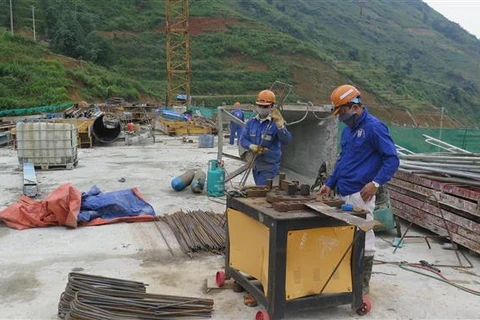 Công nhân khẩn trương thi công các hạng mục còn lại của cầu cạn Móng Sến - công trình thuộc dự án đường nối cao tốc Nội Bài-Lào Cai đến Sa Pa, tháng 11/2021. (Ảnh: Hồng Ninh/TTXVN)