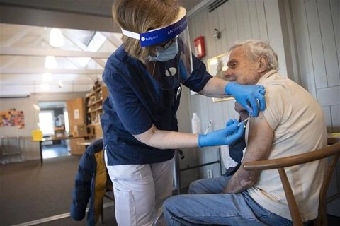 Nhân viên y tế tiêm vaccine ngừa COVID-19 cho người dân tại Sollentuna (Thuỵ Điển). (Ảnh: AFP/TTXVN)