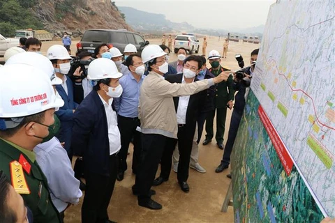 Phó Thủ tướng Lê Văn Thành yêu cầu các đơn vị xây dựng khẩn trương dồn lực thi công, dự phòng cho việc khó thi công thực hiện dự án vào mùa mưa. (Ảnh: Đức Phương/TTXVN)