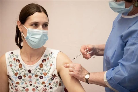 Tiêm vaccine ngừa COVID-19 của Pfizer/BioNTech cho người dân tại Paris, Pháp. Ảnh: AFP/TTXVN