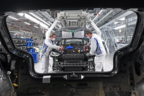 Công nhân làm việc trên dây chuyền sản xuất xe điện tại nhà máy của Volkswagen ở Zwickau (Đức). (Ảnh: AFP/TTXVN)
