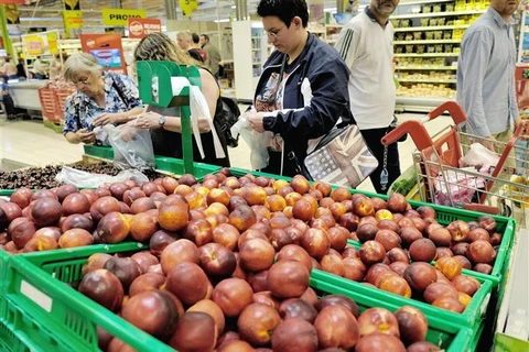Người dân mua hàng hóa trong siêu thị tại Faches-Thumesnil (Pháp). (Ảnh: AFP/TTXVN)