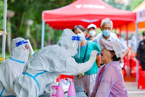 Nhân viên y tế lấy mẫu xét nghiệm COVID-19 cho người dân tại tỉnh Giang Tô (Trung Quốc), ngày 9/8/2021. (Ảnh: THX/TTXVN)