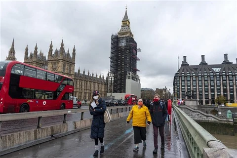 Người dân đeo khẩu trang phòng dịch COVID-19 tại London (Anh). (Ảnh: THX/TTXVN)