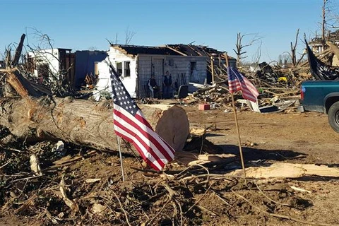 Cảnh đổ nát sau trận lốc xoáy tại Mayfield, bang Kentucky (Mỹ), ngày 12/12/2021. (Ảnh: AFP/TTXVN)