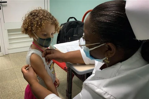 Một em nhỏ được tiêm vaccine ngừa COVID-19 tại La Habana (Cuba), ngày 24/8/2021. (Ảnh: AFP/TTXVN)