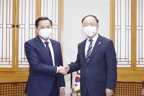 Phó Thủ tướng Lê Minh Khái và Phó Thủ tướng Hàn Quốc Hong Nam-ki. (Ảnh: Doãn Tấn/TTXVN)